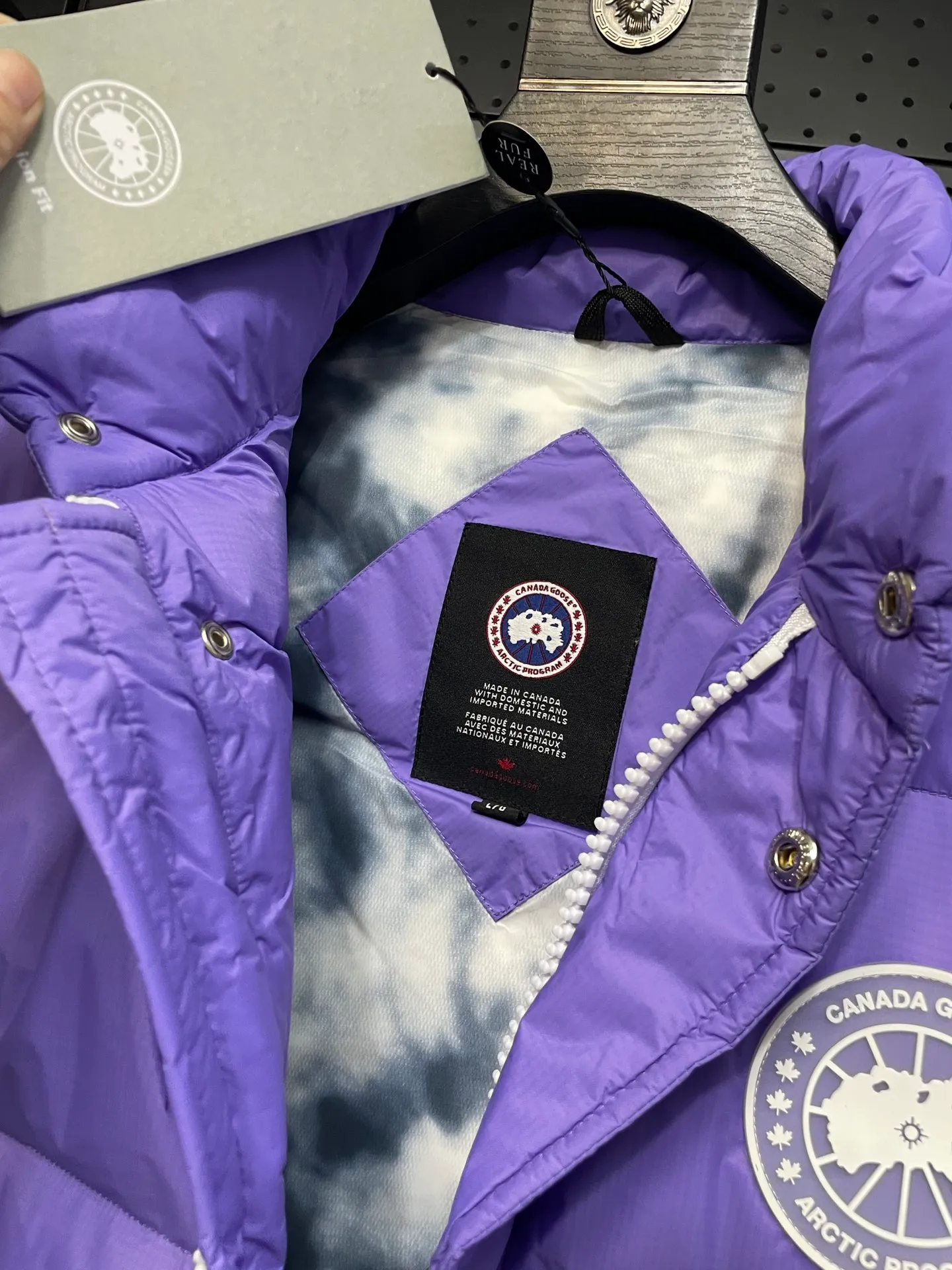 Canadagoose/ 21Ss ❗️ New Arrival“ Series” Canada Goose New Arrival“Northern Lights” ！ ， ， ！ ： 1⃣ 9500-100%nylon 2⃣ YKK ， 3⃣ 80% ，（zp 80% / 90% ） ： 1⃣ /9500-100%nylon 100% 100% , 、 ZP ， 。 2⃣ 80% ， （30 ） 。 。 ： ， 。 ， ， 。 Size:XS-2XL :Purple. . .Black.Royal Blue .Dark Blue